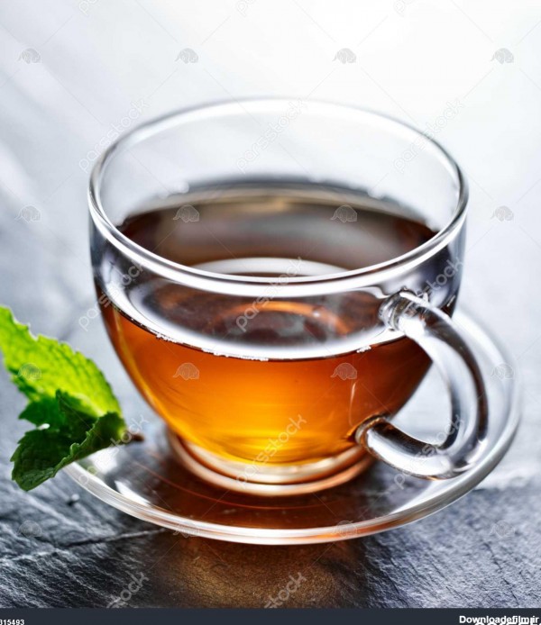 لیوان چای داغ با چاشنی زدن به نعنا 1315493