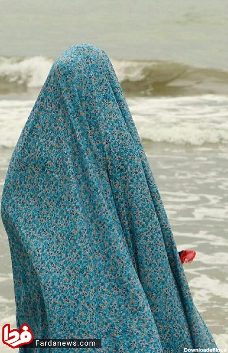 زنانی با چادر گلدار در کوچه و خیابان/ چادر رنگی حجاب کامل یا لباس ...