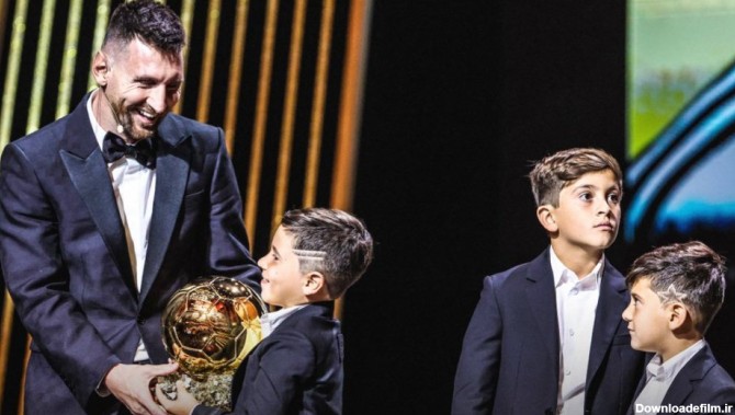 عکس؛ مسی و در آغوش کشیدن پسر هایش هنگام دریافت توپ طلا | فوتبالی