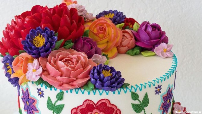 قنادی که کیک های او با گل های طبیعی مو نمی زند!