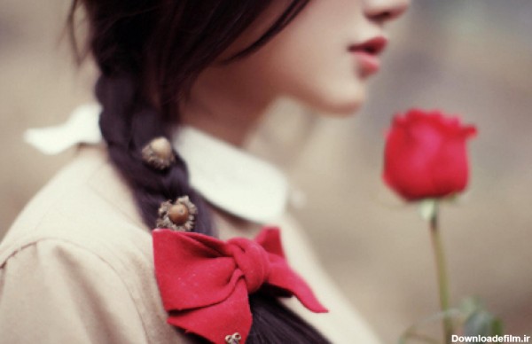 عکس عاشقانه رمانتیک تقدیم شاخه گل رز قرمز به دختر زیبا