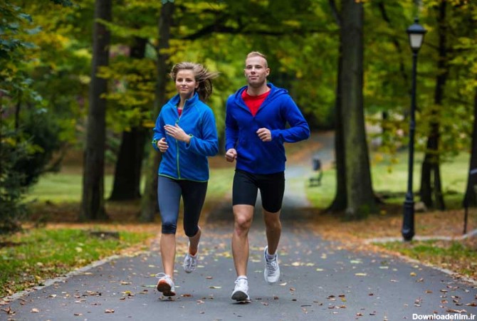 تصویر با کیفیت مرد و زن در حال دویدن