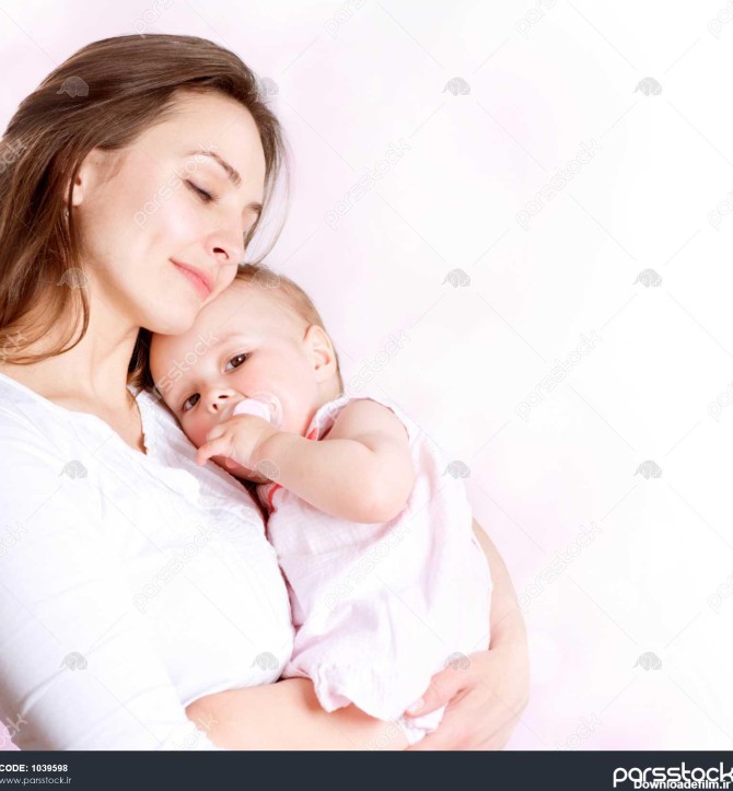 مادر و نوزاد در حال بوسیدن و در آغوش گرفتن خانواده شاد 1039598