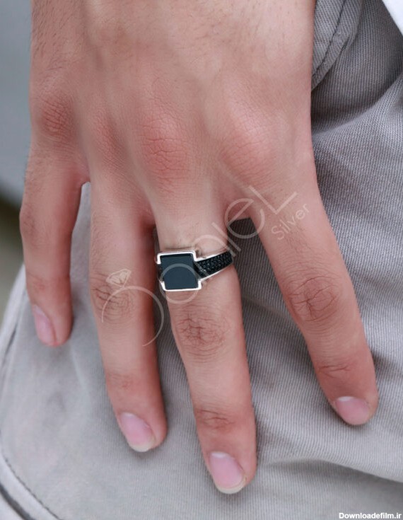 انگشتر نقره مردانه کاری شیک می باشد که در بین آقایان طرفدار زیادی دارد. این انگشتر با سنگ اُنیکس ک نگین های سواروسکی دارد تشکیل شده است.