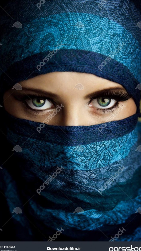 زن جوان عرب در حجاب با چشم های آبی 1146541
