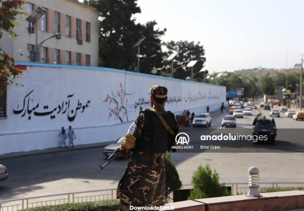 نقش پرچم طالبان روی دیوار سفارت آمریکا در کابل