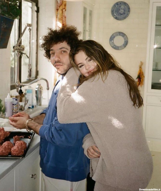 عکس سلنا گومز و نامزد پرحاشیه اش / خوش گذرانی زوج عاشق در حال آشپزی