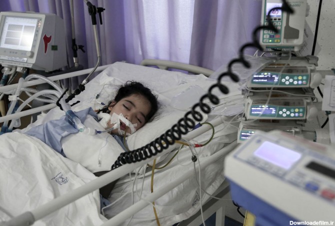 عکس دختر بچه رو تخت بیمارستان