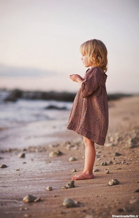 ژست عکس دختر بچه کنار دریا