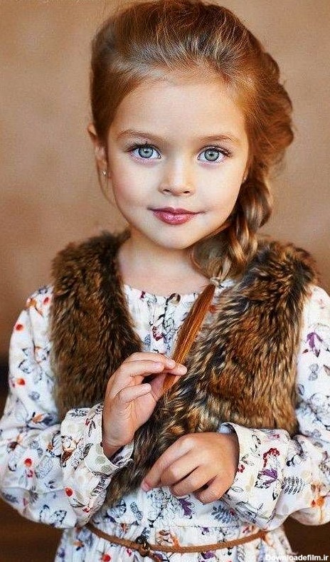 دختر بچه چشم رنگی