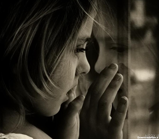 عکس دختر غمگین کنار پنجره