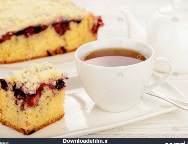 شیرین کیک خانگی با انواع توت ها و فنجان چای 1370763