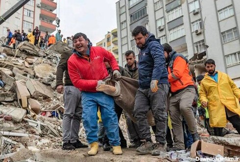 حمل جنازه با موتور؛ تصویری دردناک از زلزله ترکیه / عکس - خبرآنلاین