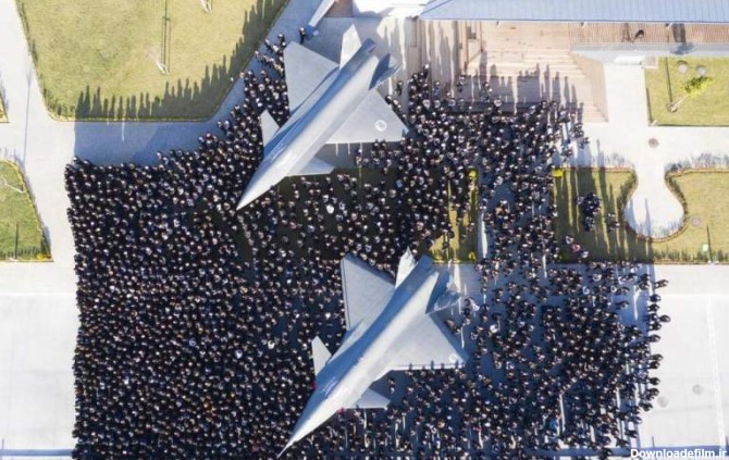عکس یادگاری با جنگنده بدون سرنشین ترکیه - بهار نیوز