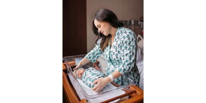 عکس تولد نوزاد در بیمارستان مادر در کنار تخت نوزادی