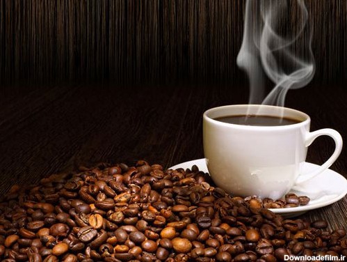 عکس با کیفیت از فنجان قهوه کنار مقدار زیادی دانه های قهوه