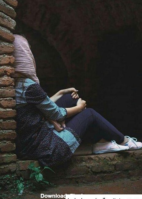 عکس دختر غمگین نشسته