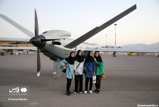 ژست جالب چند دختر جوان در کنار یک پهپاد ایرانی