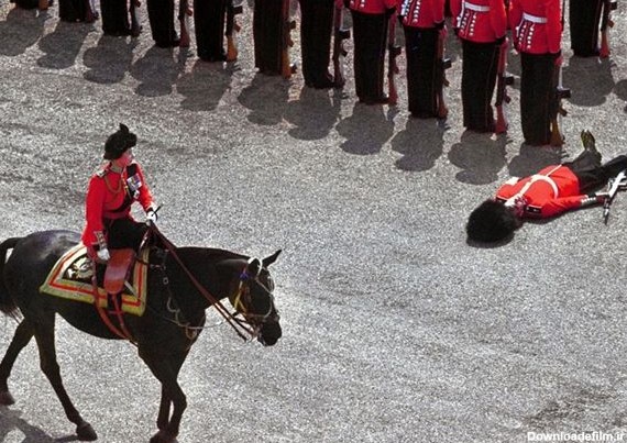 آبروریزی یک سرباز در برابر ملکه انگلیس +عکس