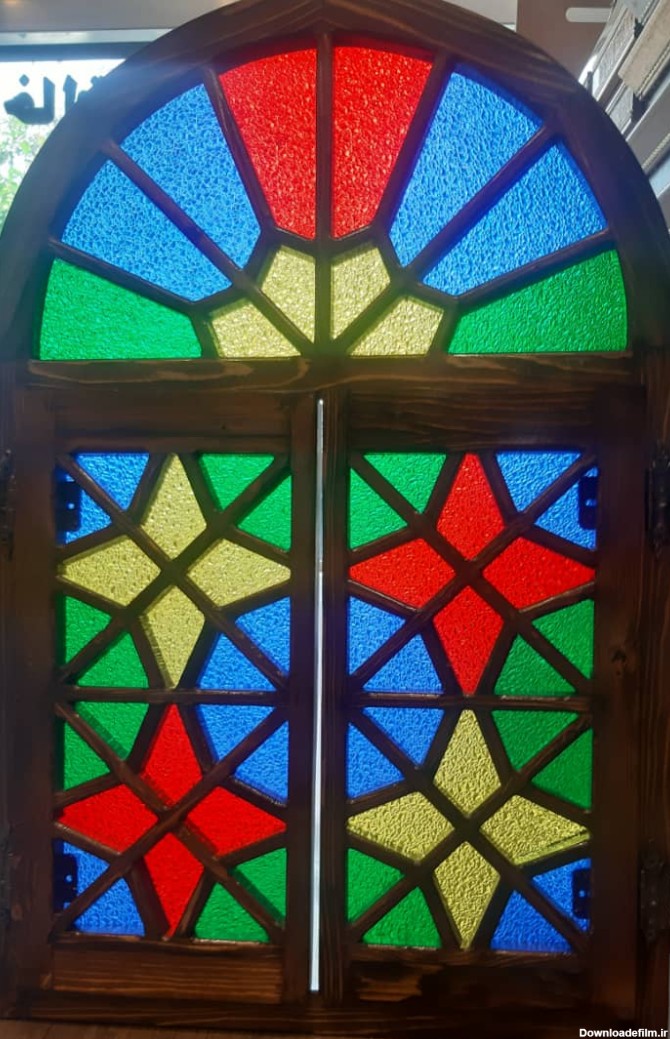 عکس پنجره سنتی رنگی