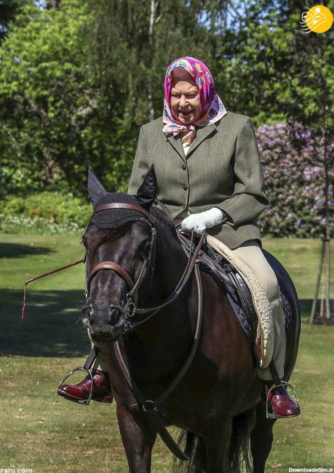 فرارو | (تصویر) ملکه انگلیس سوار اسب از قرنطینه خارج شد