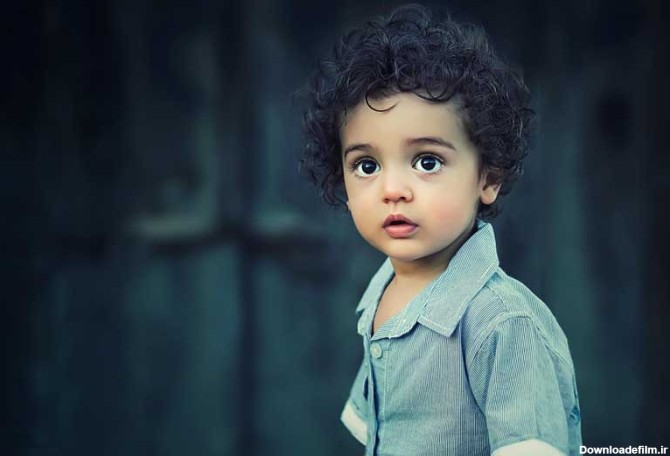 دانلود عکس پسر بچه با موی فر | تیک طرح مرجع گرافیک ایران