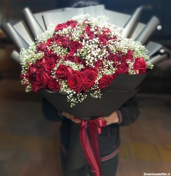 دسته-گل رز قرمز و عروس