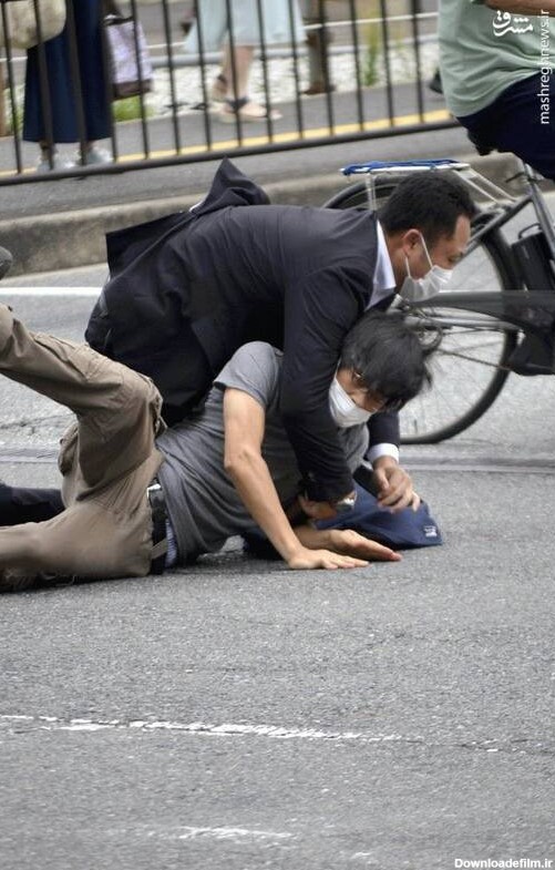 مشرق نیوز - عکس/ لحظه دستگیری ضارب نخست‌ وزیر ژاپن