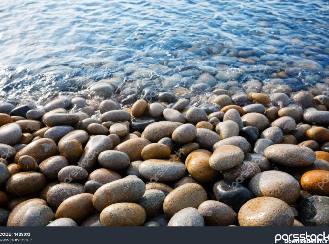 سنگ های دور زیبا زیبا در ساحل 1428033