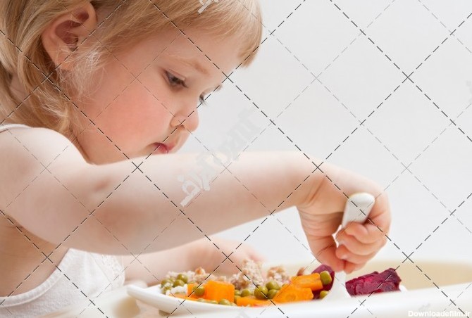 دانلود تصویر با کیفیت کودک در حال غذا خوردن