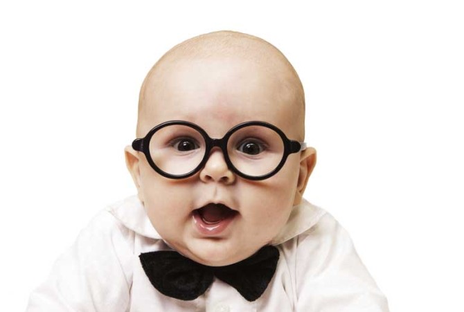 دانلود تصویر باکیفیت نوزاد بازیگوش با پاپیون و عینک مشکی