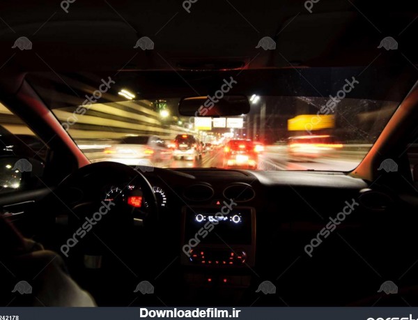 جاده شب مشاهده از داخل ماشین نور طبیعی خیابان اتومبیل های دیگر است ...