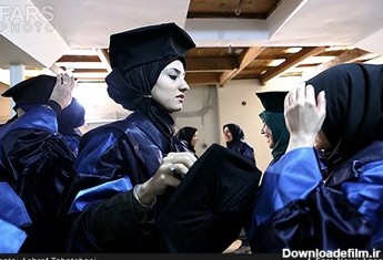 آماده شدن دانشجویان و پوشیدن لباس فارغ التحصیلی  برای جشن دانش آموختگی