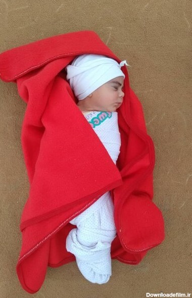 دختر تازه متولد شده در محاصره سیلاب/ عکس - خبرآنلاین