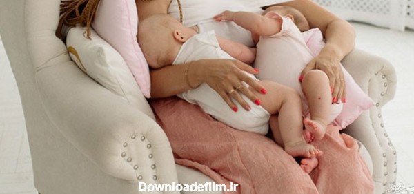 خوردن نوزاد دوقلو عکس شیر مادر به بچه بزرگ