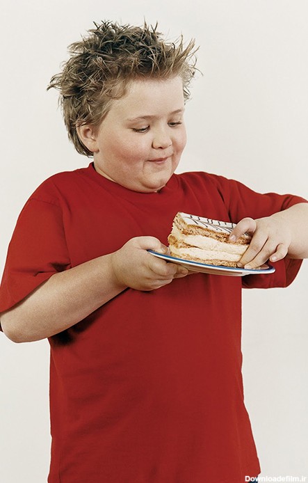 عکس کودک در حال خوردن کیک - مسترگراف