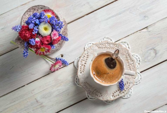 تصویر زیبا از فنجان قهوه و گل از نمای بالا