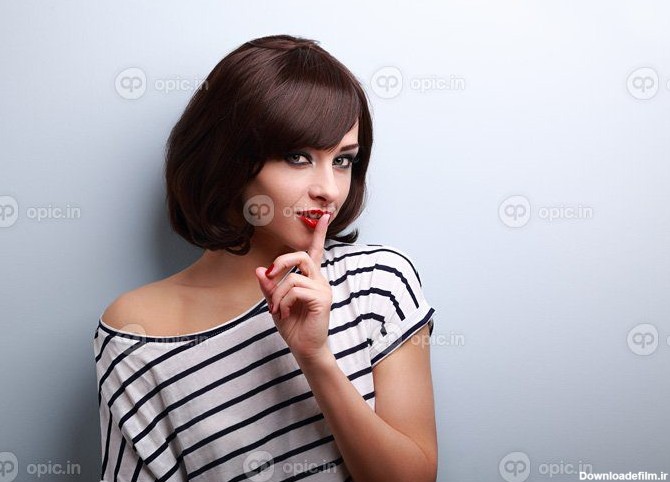 دانلود عکس آرایش زیبای موی کوتاه زن در حال نشان دادن علامت سکوت ...
