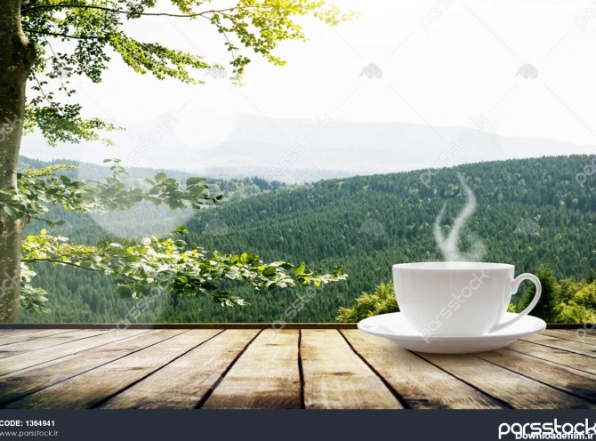 فنجان چای را روی میز بر کوه مناظر با نور خورشید زیبایی طبیعت پس ...