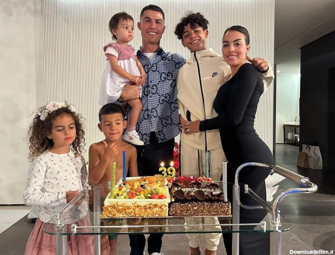 جشن تولد ساده کریستیانو رونالدو به همراه جورجینا و فرزندانش / عکس ...
