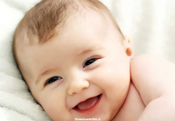 دانلود تصویر شیرین از نوزاد خوش خنده برای زمینه ویندوز 11