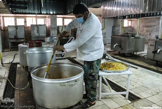 عکس | پخت غذا برای نیازمندان در اهواز