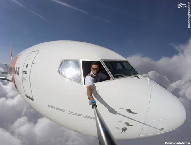 مشرق نیوز - عکس/ خلبانی که خود را از پنجره هواپیما آویزان می‌کند!