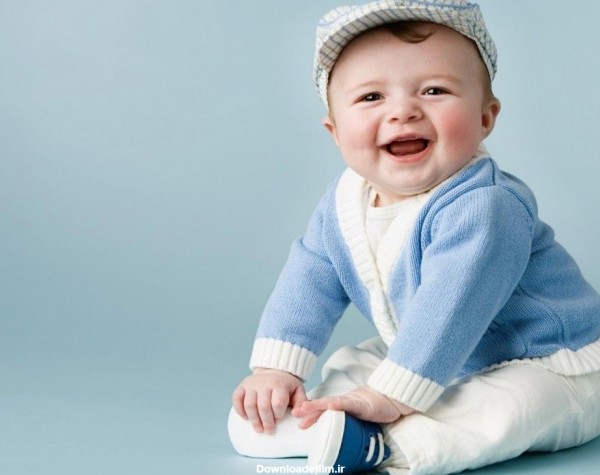 عکس ویژه از پسر بچه بامزه خارجی با لباس آبی و سفید