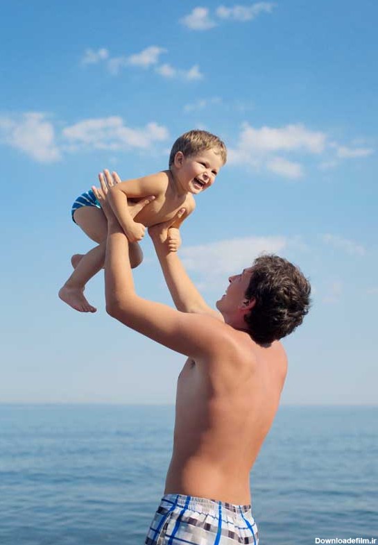 دانلود تصویر باکیفیت پدر و پسر در کنار آب