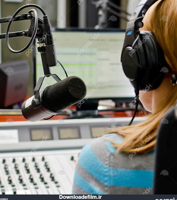 دید عقب زن دی جی کار در مقابل میکروفون در رادیو 1149842