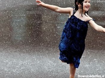 عکس دختر بچه زیر باران child in rain