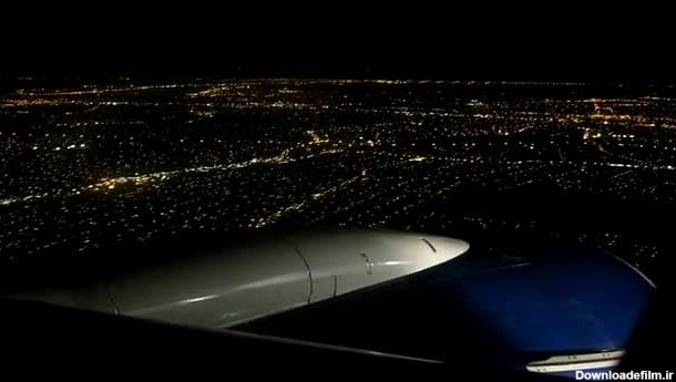 پرواز زیبای هواپیما در شب برفراز شهر