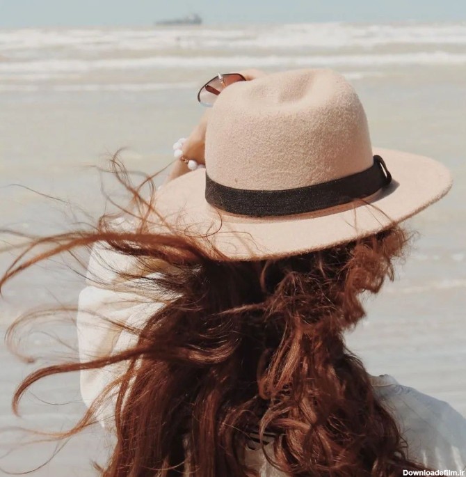 پروفایل دخترونه با کلاه در ساحل دریا