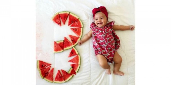 ایده جدید عکس ماهگرد نوزاد دختر در منزل با استفاده از میوه